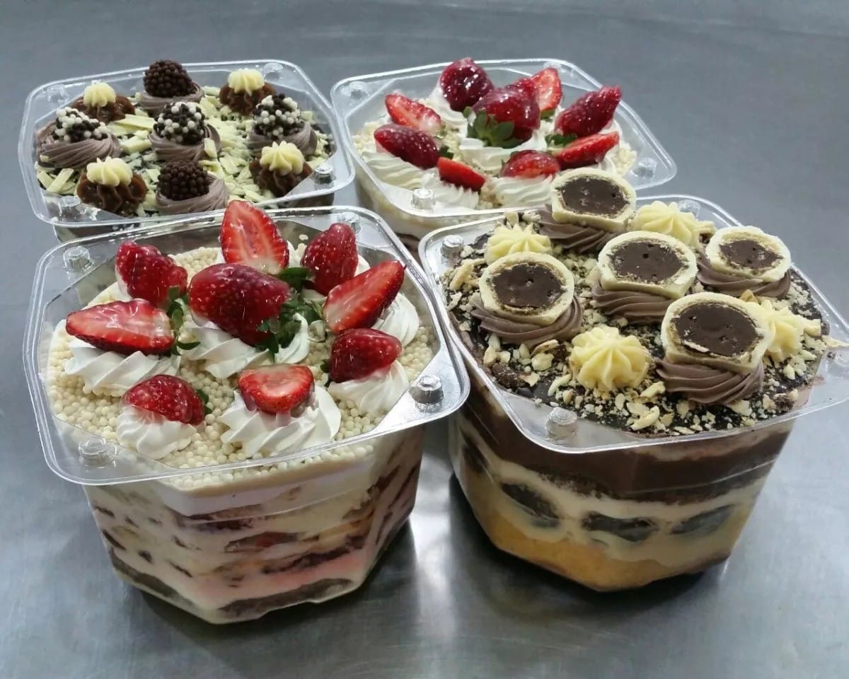 Bolos no pote de diferentes sabores preparados para vender.