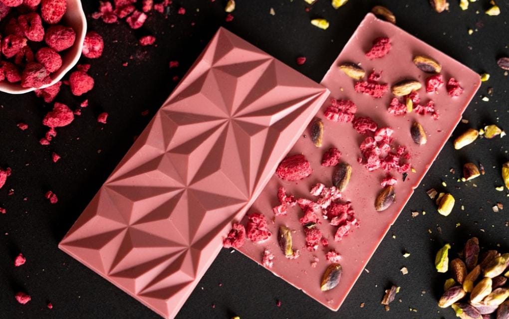 Chocolate ruby e suas aplicações na confeitaria.