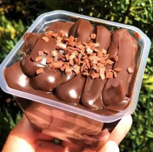 Bolo de pote de chocolate com brigadeiro
