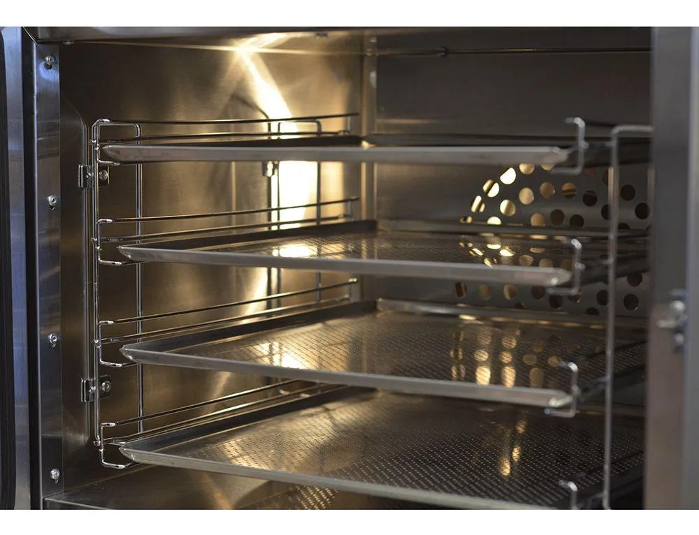 Visão aproximada do interior do forno Progás Fast Oven PRP-004, destacando as quatro esteiras metálicas e a grade da turbina de convecção ao fundo.