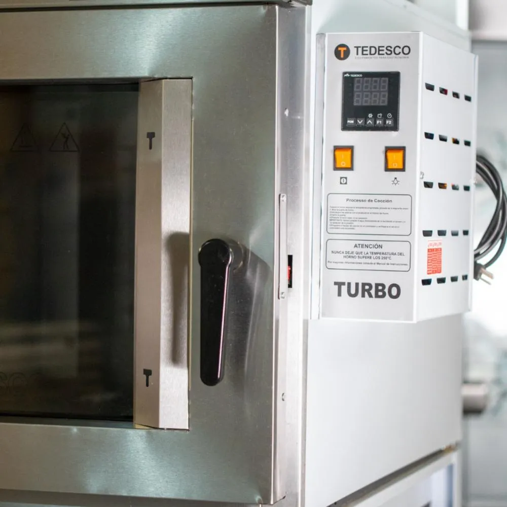 Forno turbo elétrico Tedesco FTT-150E de 271 litros com 5 esteiras grandes e cavalete com rodízios para produção em larga escala.