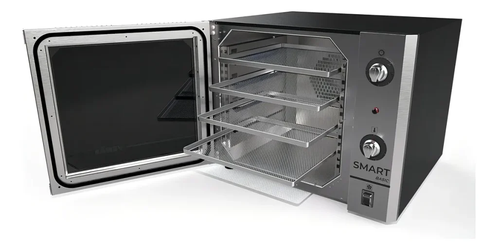 Forno de convecção Venâncio Smart Basic aberto, mostrando o interior em aço inox com quatro esteiras de alumínio perfurado deslizadas para fora.
