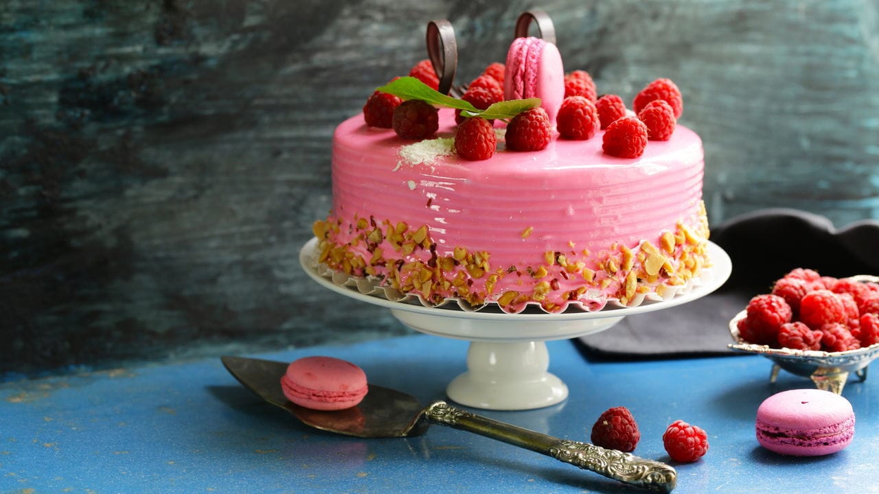 Como criar lindos bolos decorados femininos que chamam atenção.