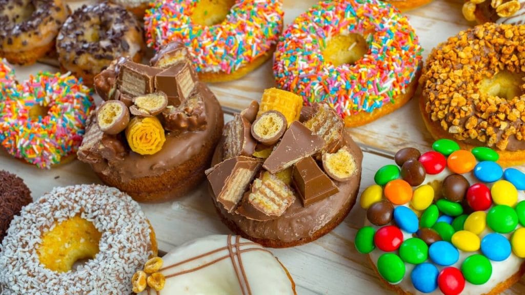 Descubra as diversas possibilidades criativas de cobertura para donuts