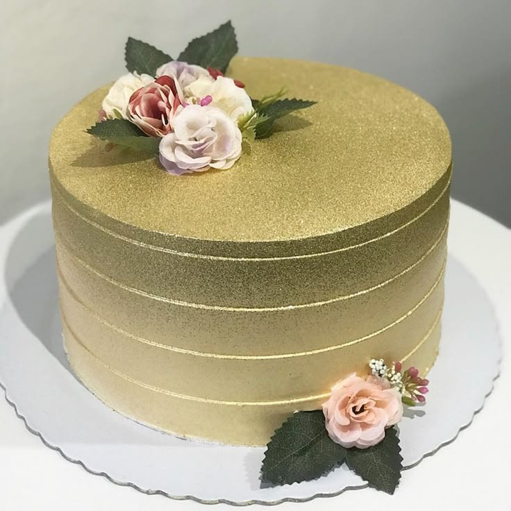 Bolo branco e dourado para sua festa.