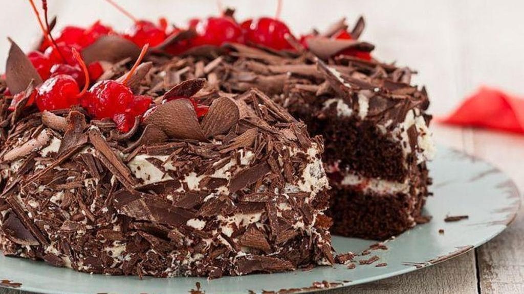 Receita de bolo floresta negra: chocolate, cereja e chantilly