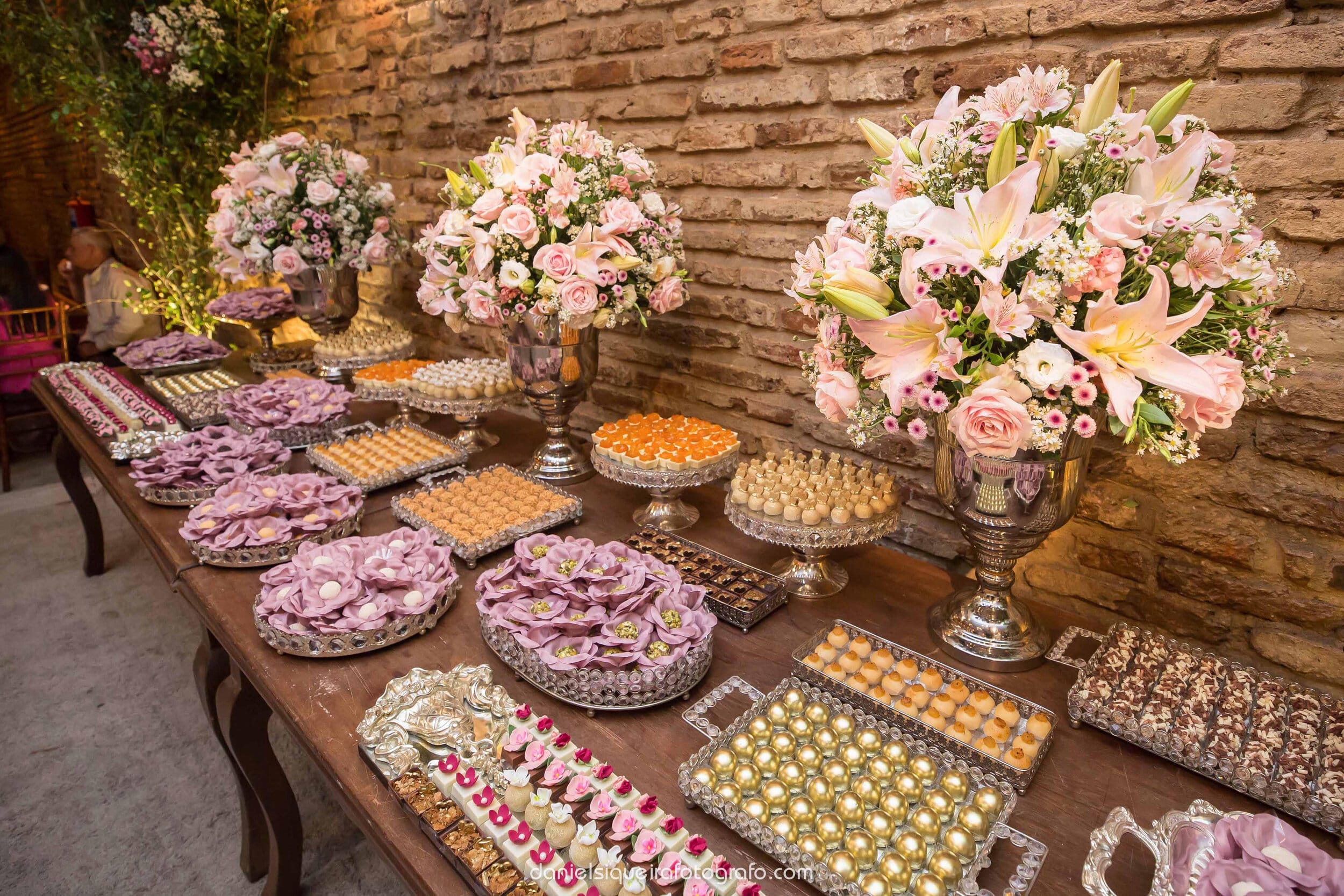 Aprenda a como criar uma mesa de doces incrível que chama a atenção.