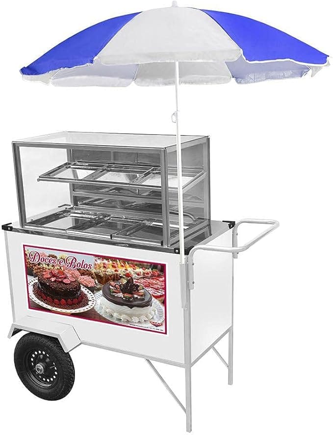 Um carrinho branco para vender doces e bolos com um guarda-sol azul e branco, uma vitrine de vidro e uma imagem decorativa de bolos de chocolate na parte frontal.