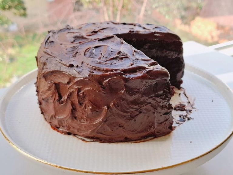 A textura irresistível do nosso bolo Matilda: uma massa incrivelmente úmida coberta com uma camada rica e aveludada de ganache de chocolate.