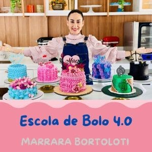 Imagem de capa do curso Escola de Bolo 4.0 da Marrara Bortoloti, mostrando a professora em seu ateliê com diversos bolos de decoração criativa.