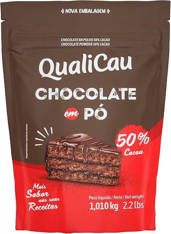 Imagem da embalagem do Qualicau Chocolate Em Pó 50% Cacau, com peso líquido de 1,010kg. A embalagem marrom e vermelha destaca o logo Qualicau, a inscrição "CHOCOLATE em PÓ 50% CACAU" e uma imagem de um bolo de chocolate em camadas com calda. Menciona "NOVA EMBALAGEM", "Mais Sabor nas suas Receitas" e informações nutricionais.