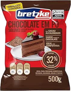 Imagem da embalagem do Bretzke Chocolate em Pó Solúvel com 32% de Cacau, 500g. A embalagem vermelha destaca "Embalagem Econômica", "Alto teor de Açúcar Adicionado", "Com Cacau Alcalinizado", "Sabor de Chocolate", "Ideal para Confeitaria", e a porcentagem "32% Cacau". Inclui uma imagem de um bolo de chocolate com frutas vermelhas e informações nutricionais.