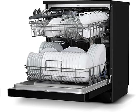 Interior da Lava Louças Midea 14 Serviços Preta aberta, mostrando a organização e capacidade para pratos, copos e xícaras.