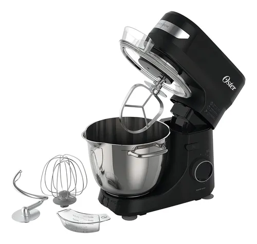 Batedeira planetária Oster Bowl Inox III com a cabeça levantada e os 3 batedores de aço (gancho, plano e elíptico) dispostos ao lado.