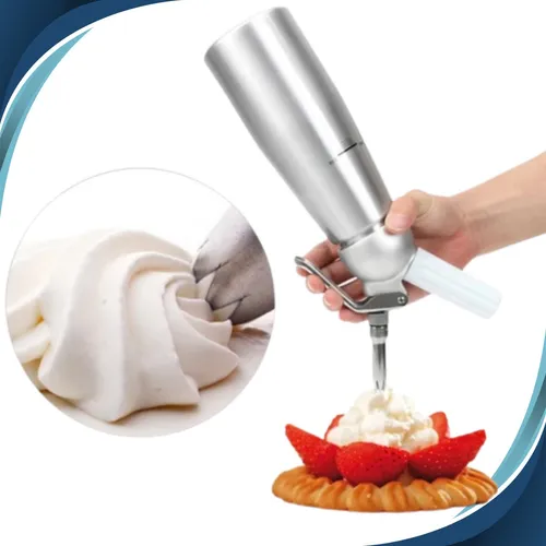 Mão usando a Garrafa Sifão de Chantilly profissional para aplicar chantilly cremoso em uma tortinha de frutas e detalhe do bico decorando.