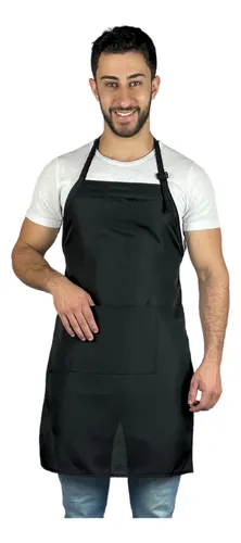 Homem usando o avental de cozinha preto da NFA, feito de Oxford 100% poliéster, com ajuste no pescoço e na cintura.