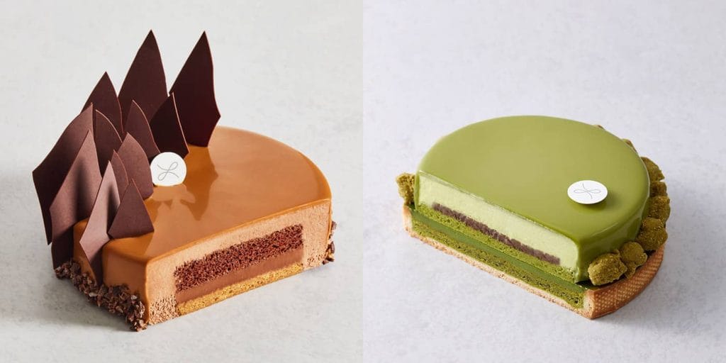 Dois entremets fatiados mostrando suas camadas internas de mousse, insert e base, com um glacage espelhado em caramelo e verde.
