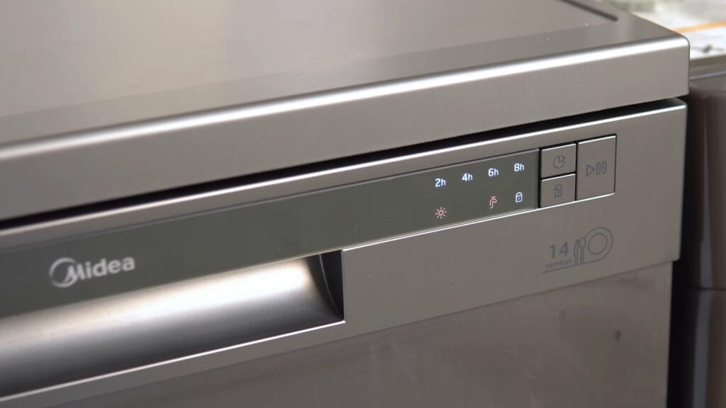 Close do painel digital da lava-louças Midea 14 serviços destacando os indicadores de tempo de adiamento (2h, 4h, 6h, 8h), ícone de falta de sal e trava de segurança.