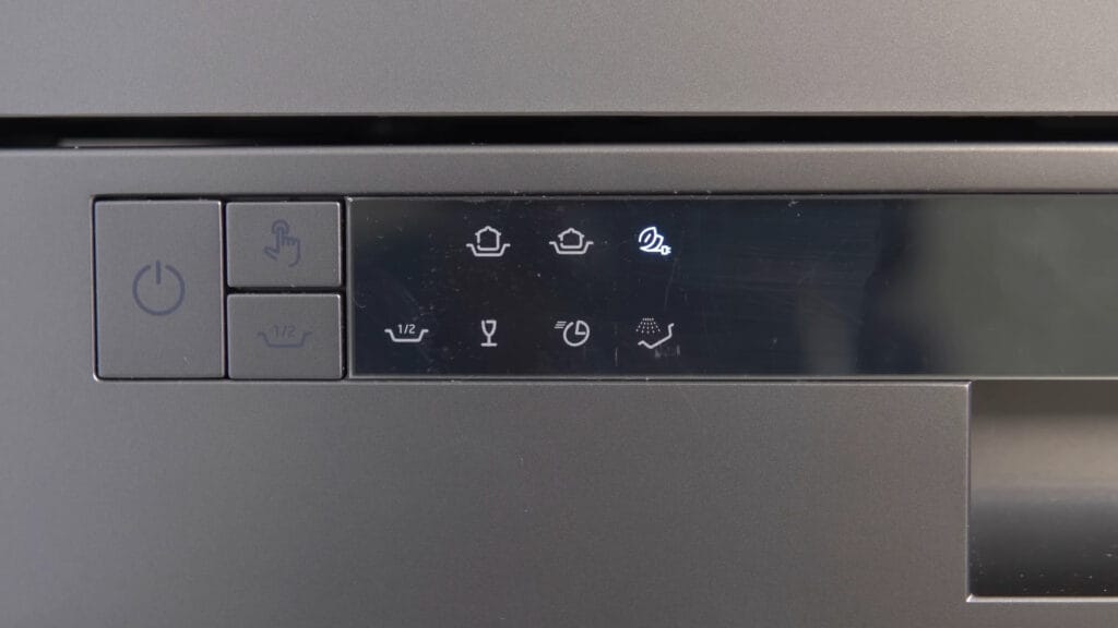 Detalhe do painel esquerdo da lava-louças Midea 14 serviços com ícones luminosos dos programas Eco, Intensivo, Rápido, Vidro e a função Meia Carga.