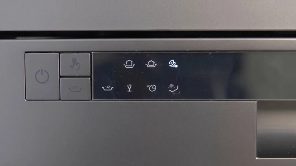 Detalhe do painel esquerdo da lava-louças Midea 14 serviços com ícones luminosos dos programas Eco, Intensivo, Rápido, Vidro e a função Meia Carga.