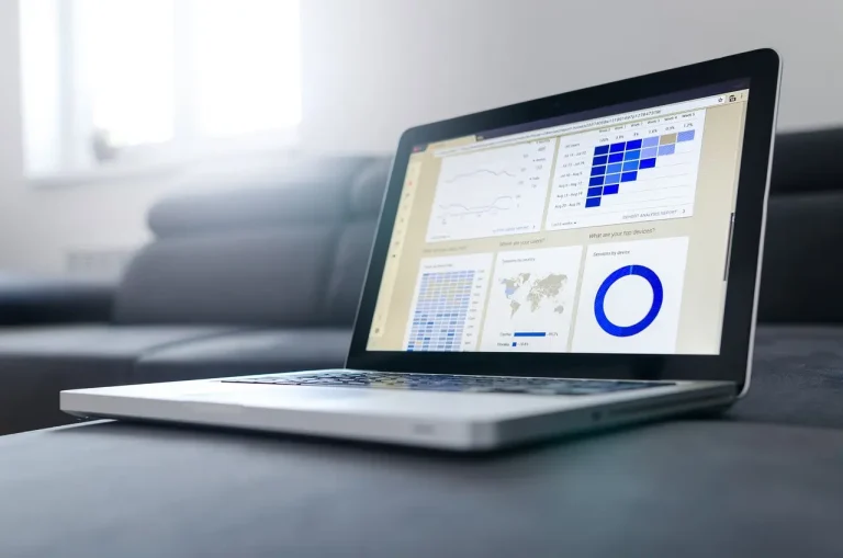 A transição para um software de gestão permite que a empreendedora da confeitaria tome decisões baseadas em dados reais de lucro e produtividade.
