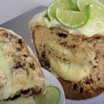 Fatia de chocotone trufado recheado com creme de limão. Demonstra a fartura do recheio, ideal para quem busca receita de panetone para vender.