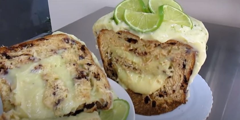 Fatia de chocotone trufado recheado com creme de limão. Demonstra a fartura do recheio, ideal para quem busca receita de panetone para vender.