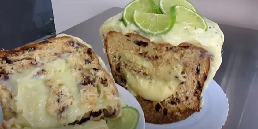 Fatia de chocotone trufado recheado com creme de limão. Demonstra a fartura do recheio, ideal para quem busca receita de panetone para vender.