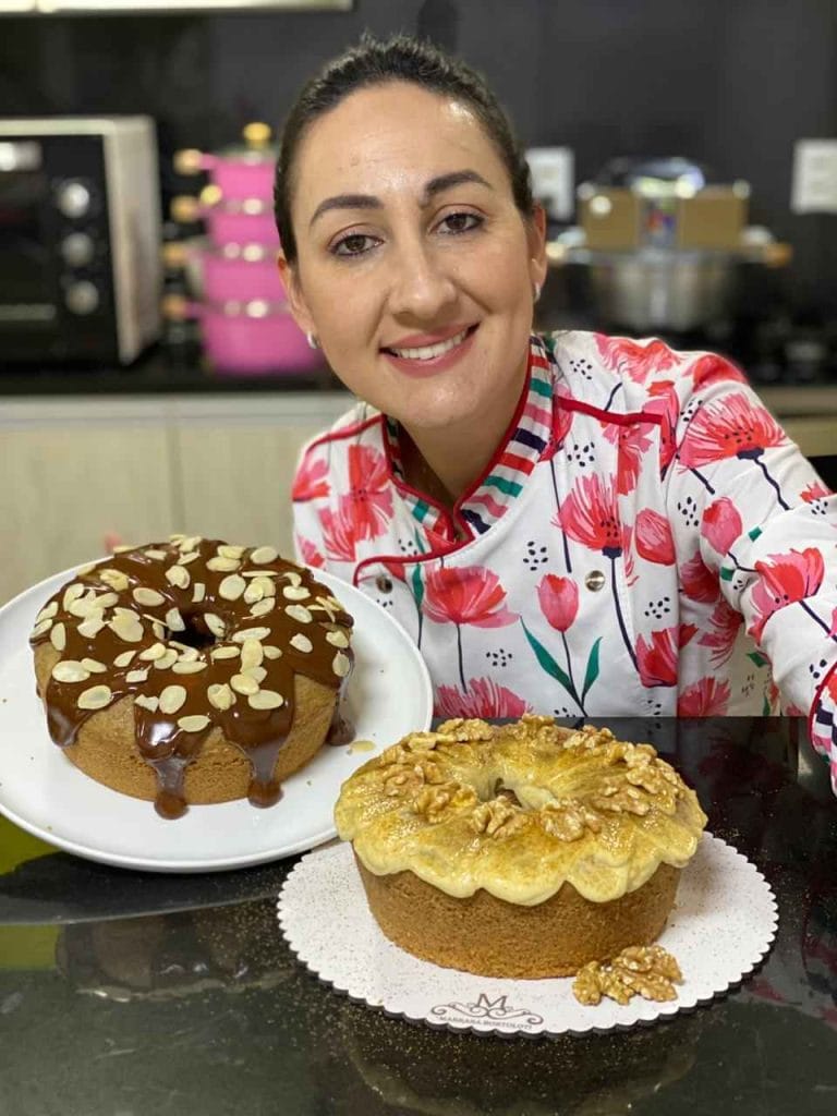 Chef com dois bolos fit com cobertura de chocolate e amêndoas, e cobertura de creme e nozes, mostrando opções saudáveis para a apostila bolos fit