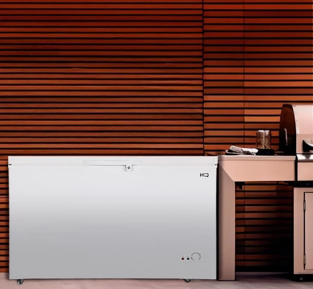 Freezer horizontal de alta performance em cozinha profissional, essencial para congelamento rápido de massas, recheios e endurecimento de sorvetes na confeitaria.