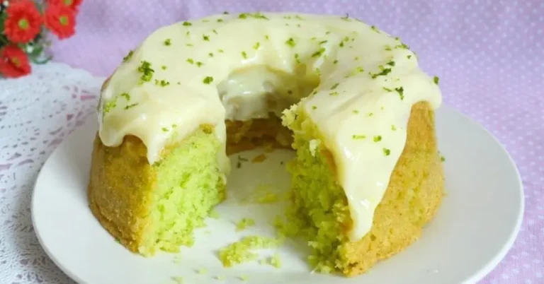 Fatia de bolo verde com mousse de limão para cobertura branca, decorada com raspas de limão. Demonstração de uma cobertura de limão sem leite condensado (leve e aerada).