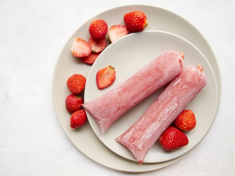 Técnico de refrigeração verificando o compressor do freezer. Um motor eficiente garante a potência necessária para o congelamento rápido, essencial para evitar a formação de grandes cristais de gelo em massas e recheios.