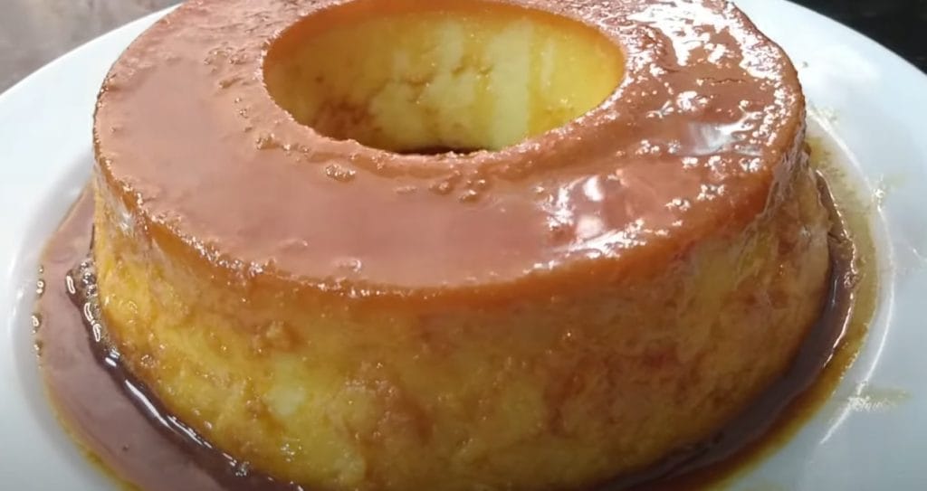 Pudim de pão liso e brilhante, cozido em formato pequeno, ideal para o preparo rápido na Air Fryer. Uma receita de pudim de pão simples e sem banho-maria tradicional.