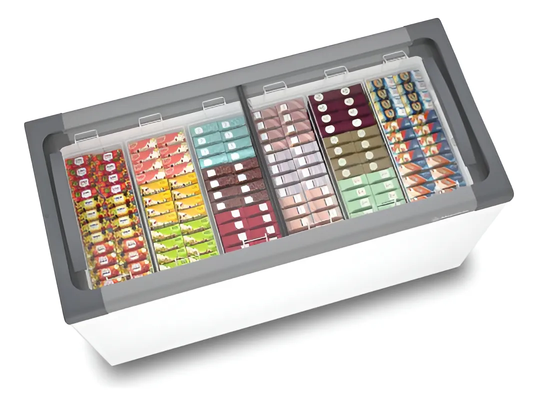 Freezer horizontal Metalfrio NF55 de tampa de vidro com variedade de sorvetes e picolés organizados em cestos coloridos, ideal para exposição em confeitarias.