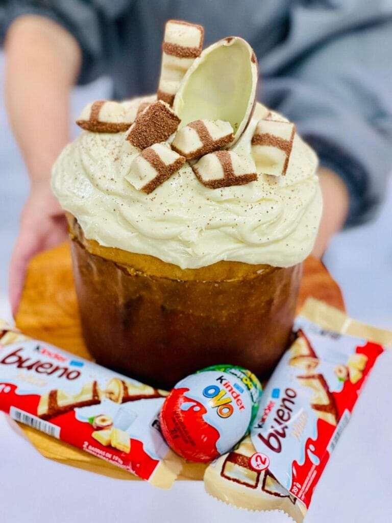 Chocotone Trufado de Kinder Bueno com cobertura de trufa de chocolate branco, ovo Kinder e barras de Kinder Bueno. Produto gourmet de alto valor agregado, ensinado no curso para vendas de Natal.