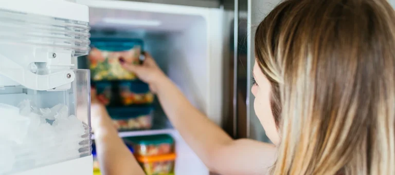 Organizar seus produtos e evitar a abertura constante do freezer são passos essenciais para a manutenção e a economia de energia do equipamento.