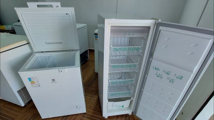 Comparação visual entre freezer horizontal (esquerda) e freezer vertical (direita), ilustrando a diferença de formato e organização interna para a confeitaria profissional.