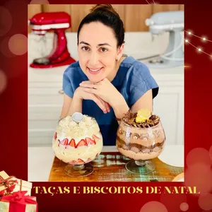 Chef sorridente apresentando duas taças de sobremesa grandes, uma de morango com creme branco e outra de chocolate, com tema de Natal, conforme a apostila de taças e biscoitos