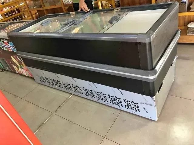 Freezer horizontal expositor de grande porte com acabamento preto e inox, equipado com tampas de vidro deslizantes e ampla área de visualização interna para produtos de confeitaria e sorvetes.
