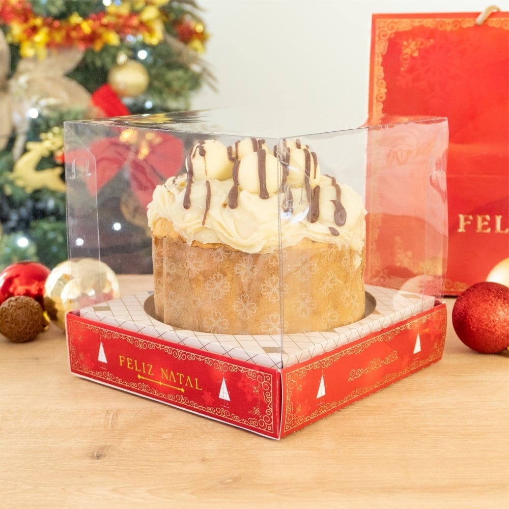 Panetone gourmet decorado em uma embalagem premium de acetato e caixa temática de Natal, que garante a segurança no transporte. O design criativo agrega valor premium ao produto.