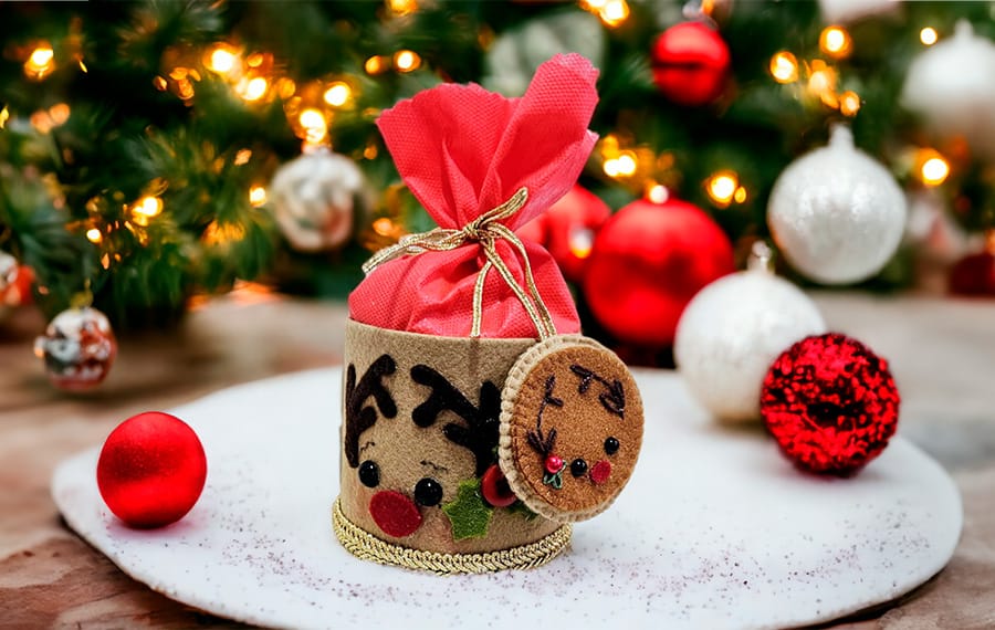 Mini panetone artesanal embalado para presente (embalagem de feltro e temática de rena), que impulsiona o lucro por volume e a venda por impulso, sendo um diferencial competitivo no Natal.