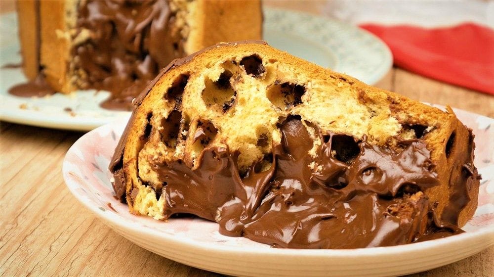 Fatia de Chocotone Recheado com massa macia e chocolate derretido. O produto ideal para iniciar a Estratégia de Antecipação e impulsionar o Calendário de Vendas de Panetone no período Outubro a Dezembro.