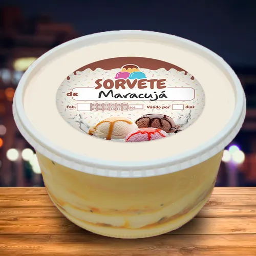 Primeiro plano de um pote pequeno de sorvete com uma etiqueta de identificação preenchida, detalhando o sabor, a data de fabricação e a validade para controle em freezer horizontal.