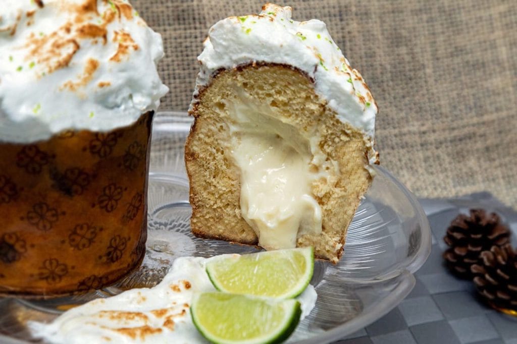 Panetone de Limão Siciliano com recheio cremoso e cobertura de merengue tostado. Uma receita gourmet de alto apelo visual e lucrativa, perfeita para a venda de Natal.