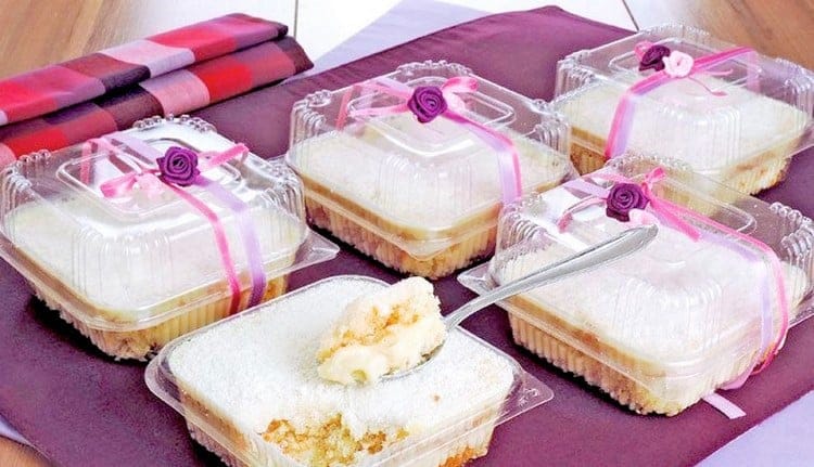 Bolo no pote de Leite Ninho quadrado, com embalagem decorada, pronto para estratégias de venda em feiras, delivery (Ifood) e pontos comerciais. A apresentação destaca o produto para o consumidor.