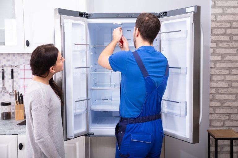 Quando os problemas do freezer vão além do básico, um técnico especializado em refrigeração comercial é essencial para garantir o reparo seguro e eficiente.