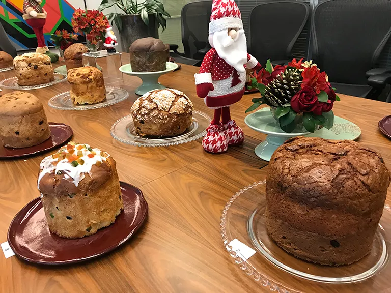 Mini Panetones decorados com glacê e cerejas, em embalagem individual. O formato perfeito para Feiras de Natal e Venda Direta, usado para degustação e atração de clientes no stand.