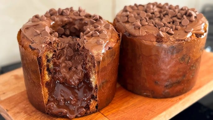 Panetone trufado de chocolate com recheio cremoso e escorrendo, ilustrando a textura ideal que, se bem formulada, garante a validade profissional e facilita a logística de transporte e venda.