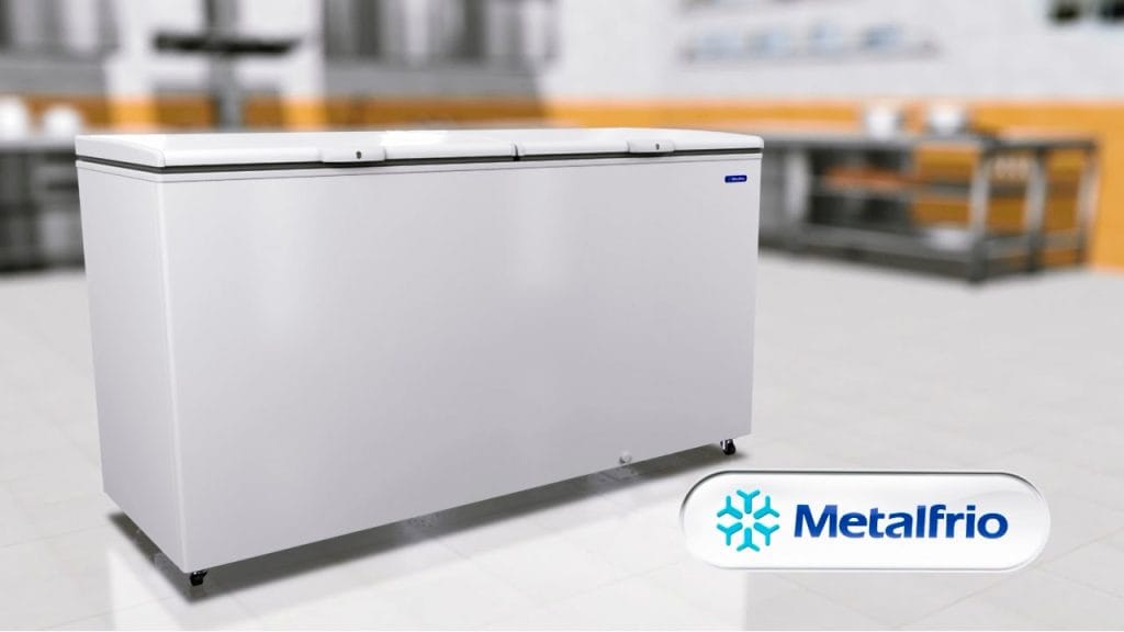 Freezer horizontal Metalfrio branco, representando a qualidade de refrigeração comercial e a estabilidade de temperatura ideal para produtos delicados em confeitarias.