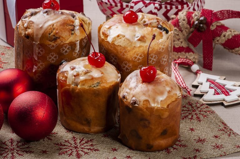 O mini panetone é a lembrancinha ideal! Use-o para promover a estratégia de cross-selling lucrativa e aumentar seu ticket médio. Descubra as melhores receitas e decorações!